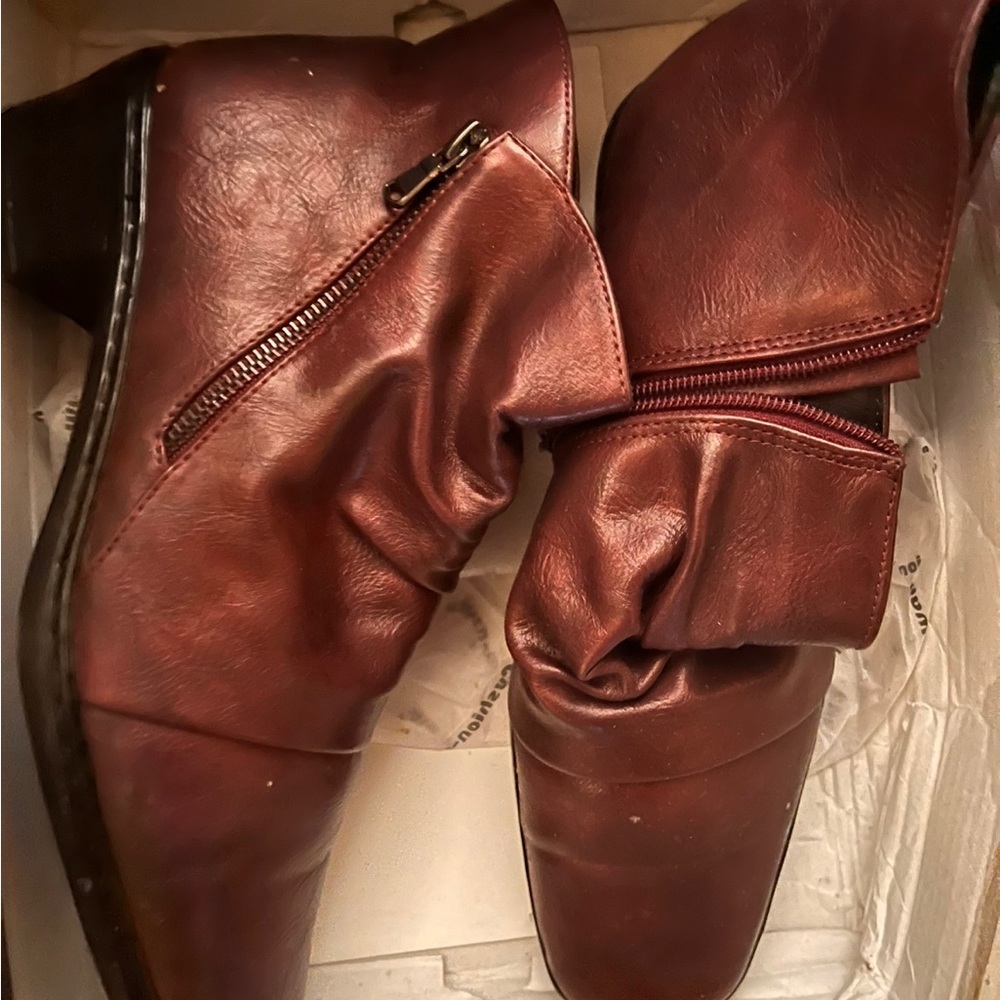 Selling ankle boots. It is used. The color is wine. Size is 9 wide.